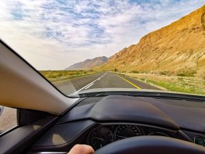 Pelaaminen viihdyttää tien päällä